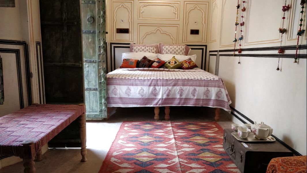 room-img
